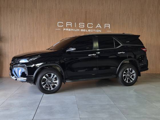 TOYOTA HILUX SW4 2.8 D-4D TURBO DIESEL SRX PLATINUM 7L 4X4 AUTOMÁTICO
